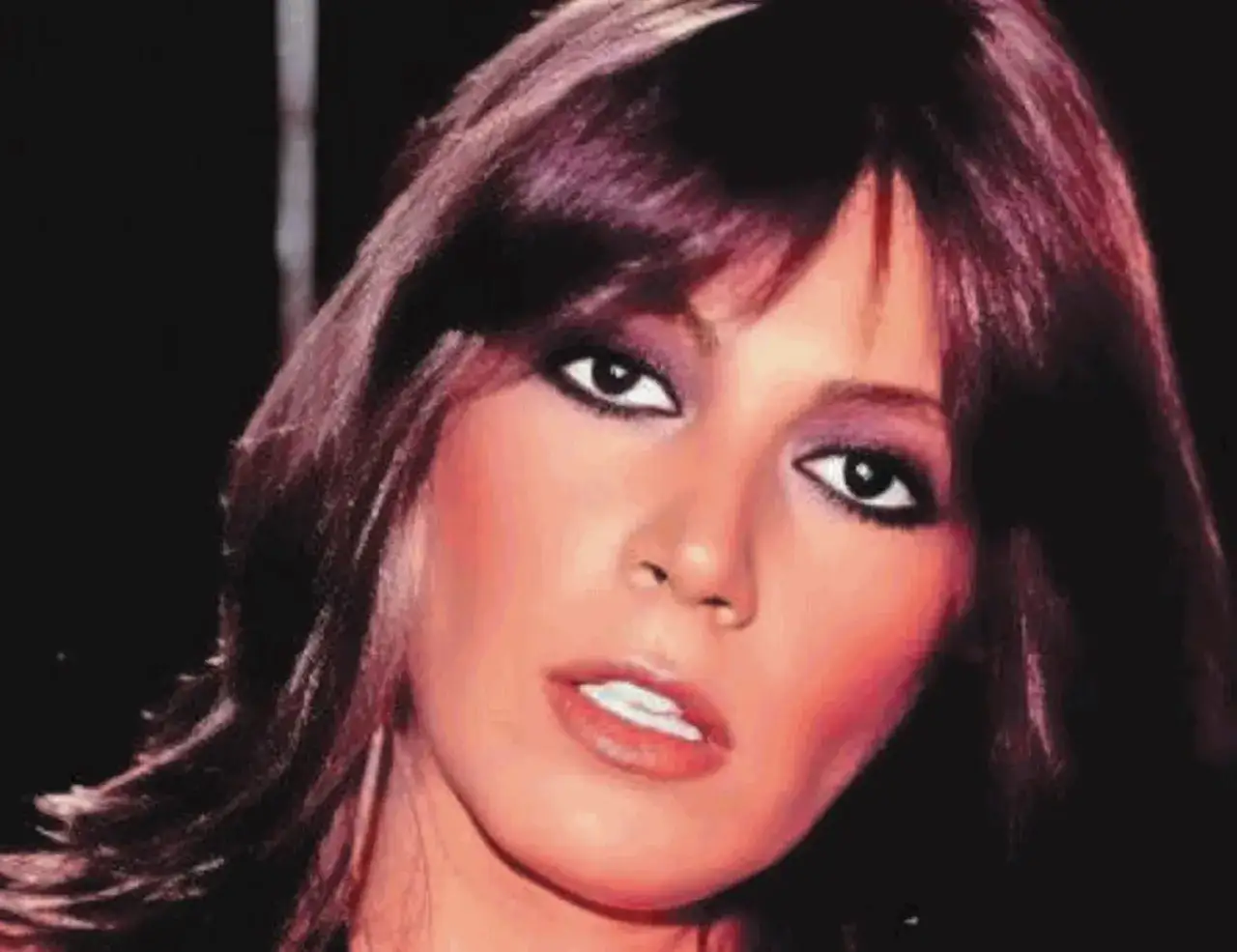 Viola Valentino, con un trucco intenso, affronta la vita nonostante la malattia.