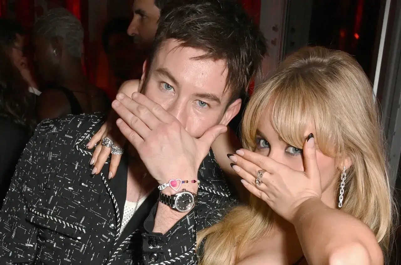 Sabrina Carpenter e Barry Keoghan si coprono il viso con le mani, con uno sguardo complice.
