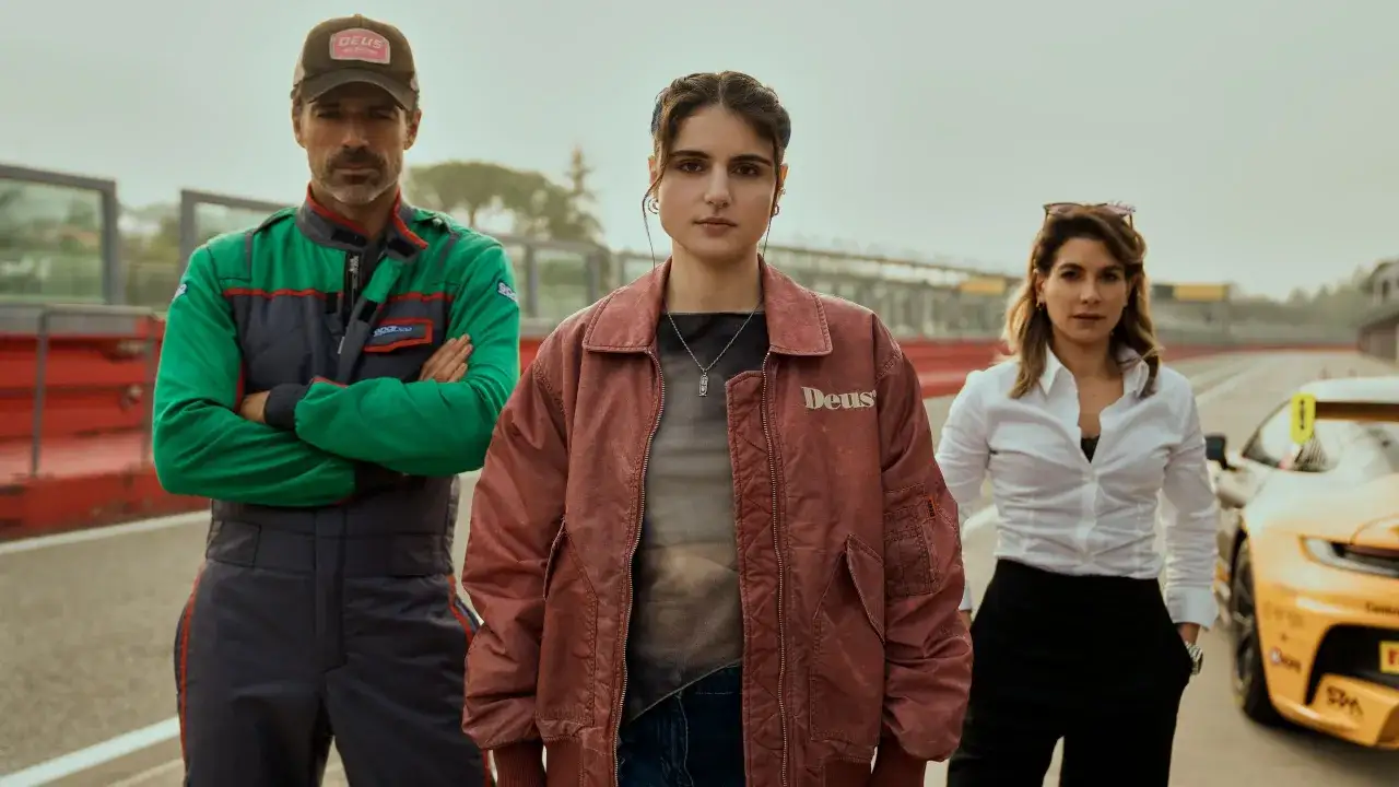 Luca Argentero e altri due attori su una pista da corsa, forse per un nuovo progetto di film e programmi TV.