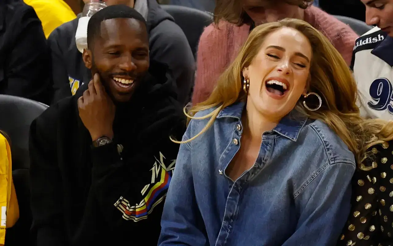 Adele e il suo compagno ridono di gusto, mostrando un momento di gioia nella loro adele vita privata.