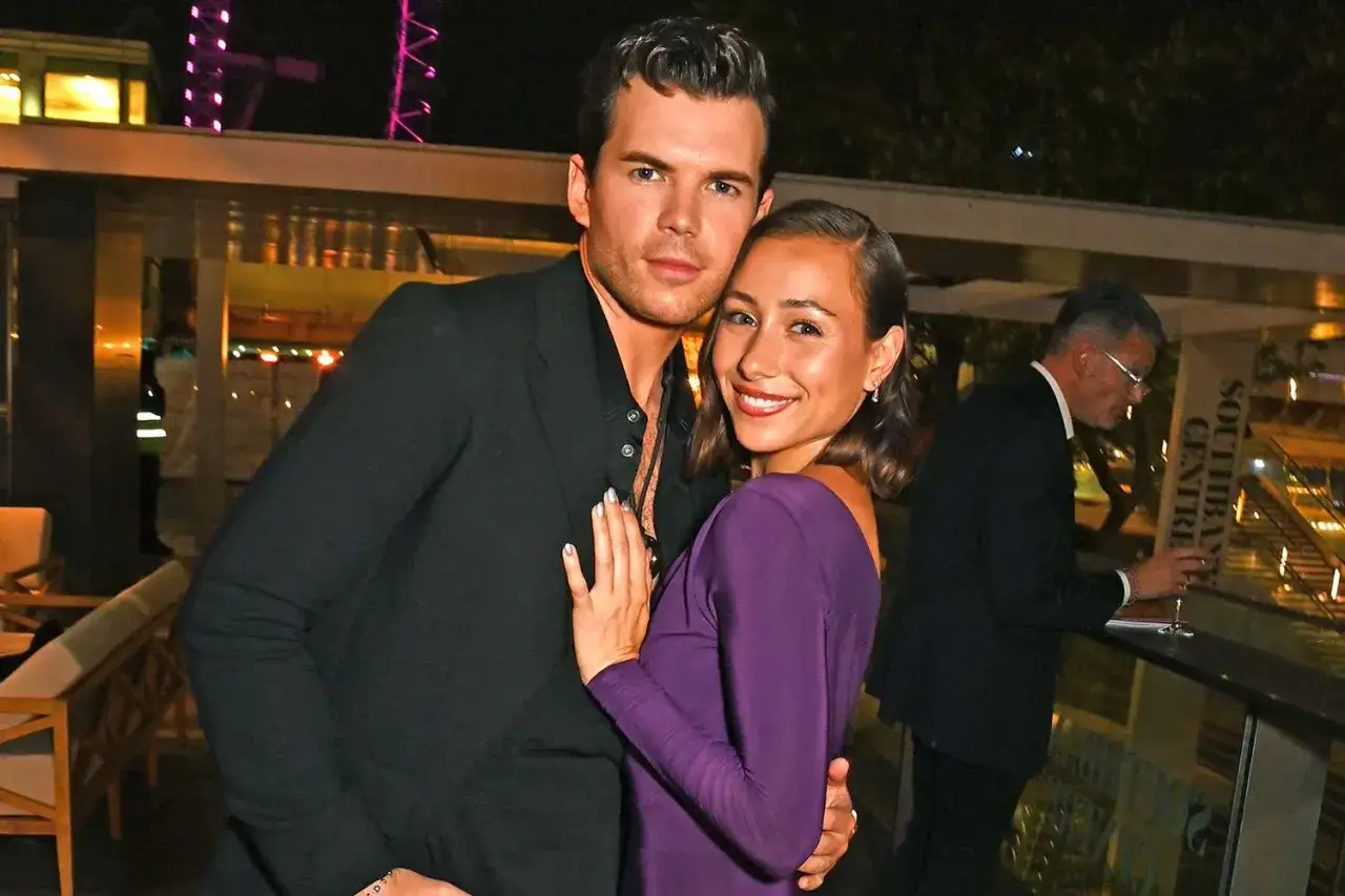 Luke Newton e la sua fidanzata, sorridenti e abbracciati, in una serata elegante.