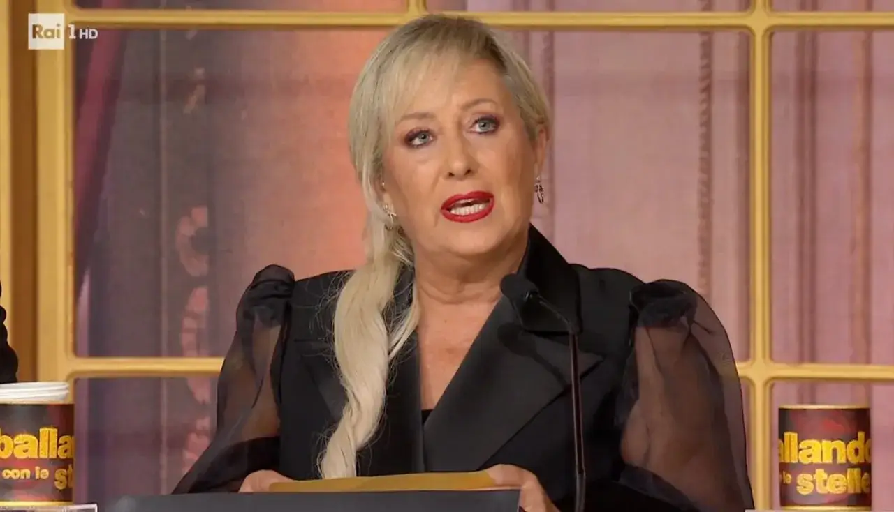 Carolyn Smith, come sta? La giurata di Ballando con le Stelle, con un look elegante, parla al microfono.