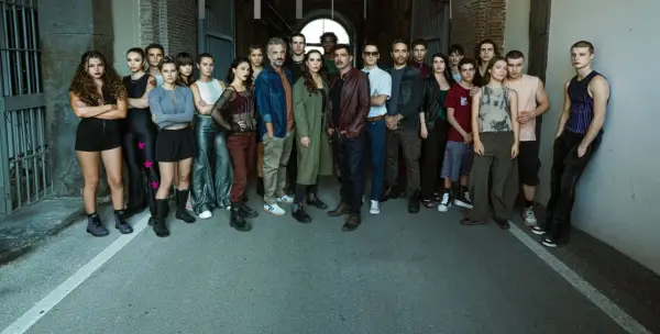 Il cast di Mare Fuori posa insieme, un gruppo eterogeneo di giovani e adulti, pronti per nuove avventure.