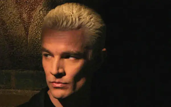 Spike, uno dei personaggi più iconici del cast di Buffy l'ammazzavampiri, con i suoi capelli biondi e lo sguardo intenso.