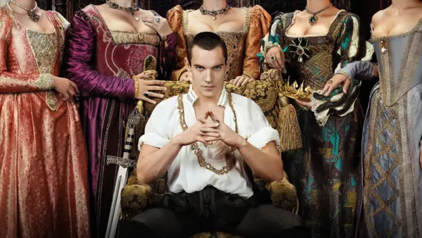Il cast di I Tudors: un giovane re circondato da donne in abiti sontuosi, con spade e corone.
