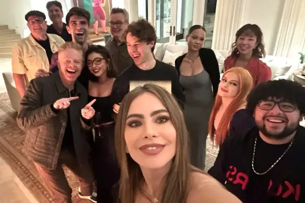 Il cast di Modern Family riunito per una festa, sorrisi e abbracci per celebrare il loro legame.